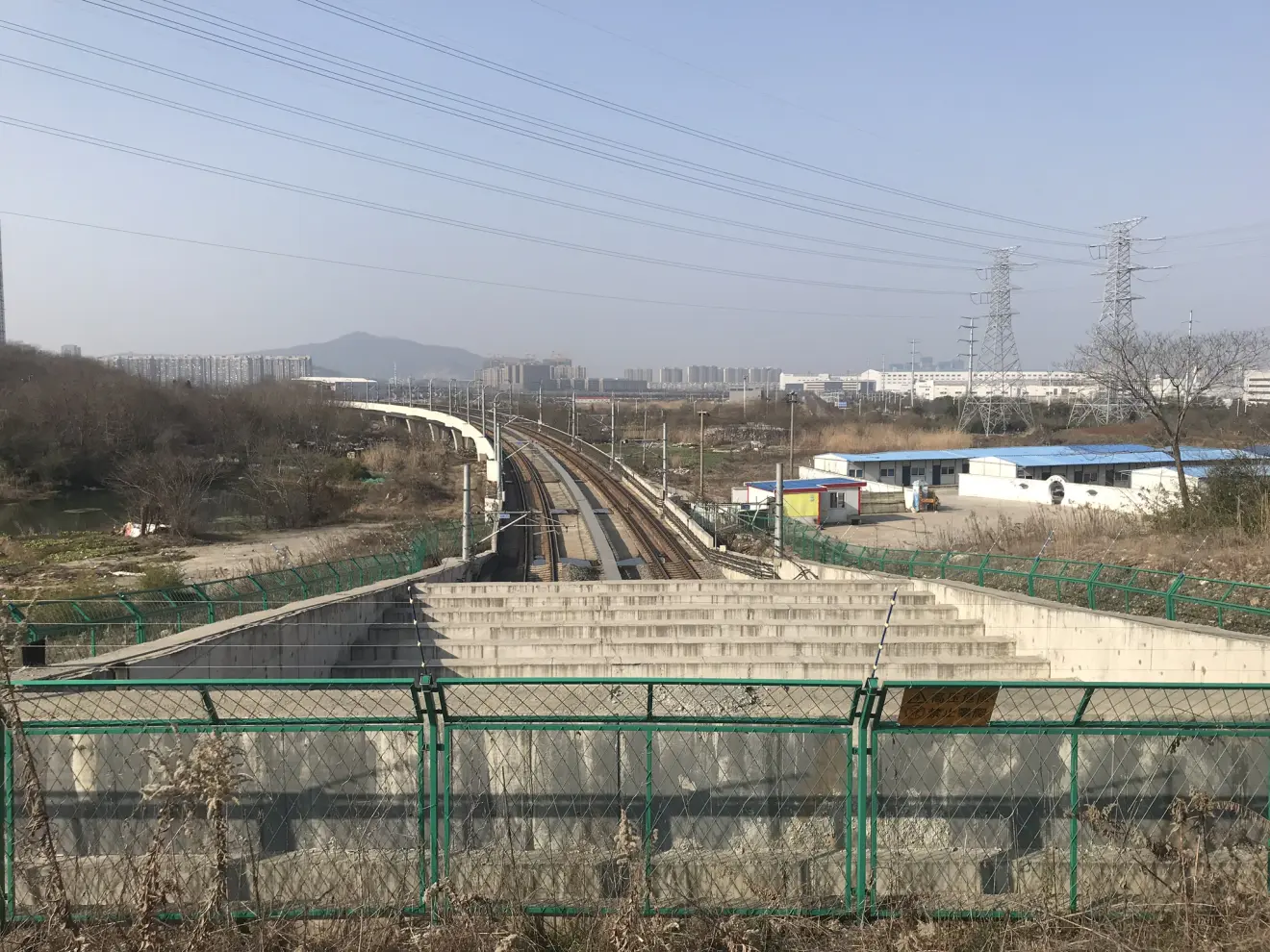 隧道出口的上方。