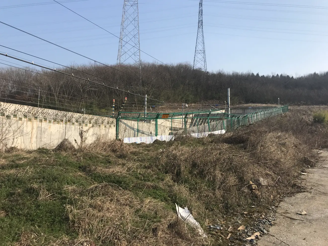 沿着小路走到了隧道出口。